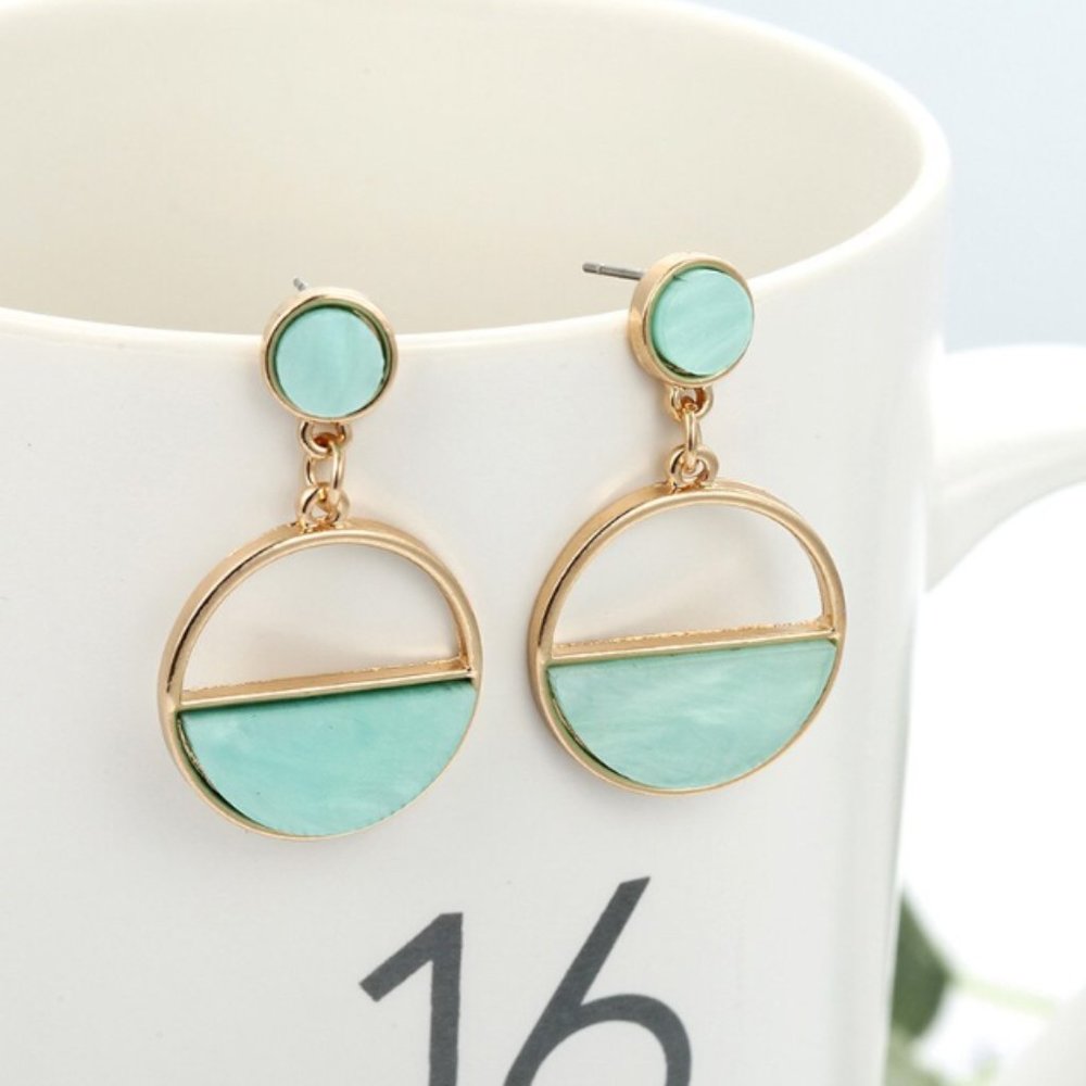 “Round & Round” Marble Resin Circle Dangle Earring - Picture 4 of 9